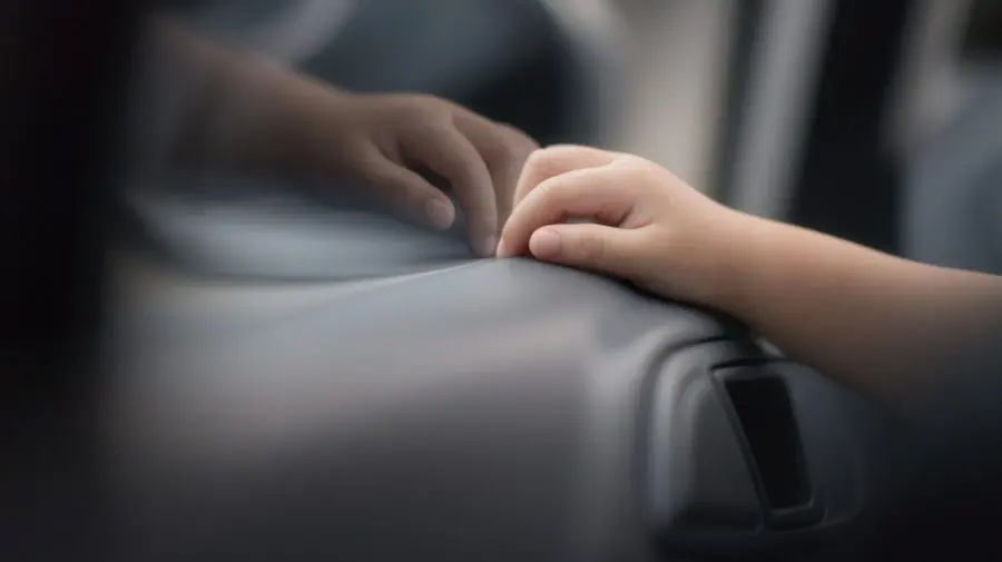 Un copil de 2 ani din Spania a murit după ce a fost uitat ore în șir într-o maşină parcată în soare, pe caniculă