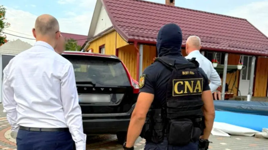 FOTO Mită uriașă în vizorul CNA: Patru persoane, reținute pentru 72 de ore