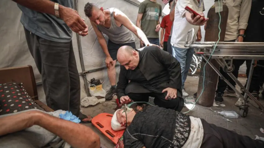 Singura biserică catolică din Fâșia Gaza a fost bombardată. Sunt morți și răniți
