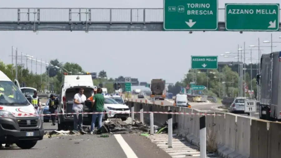 Un avion s-a prăbușit pe o autostradă din Italia: Aeronava a explodat într-o minge de foc