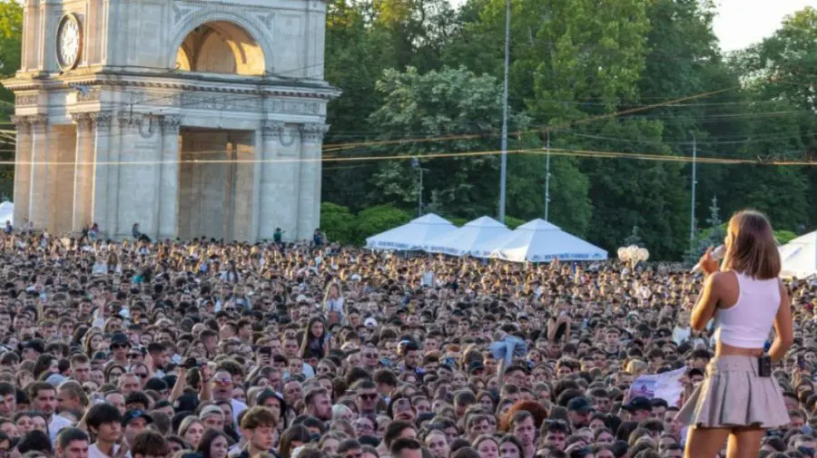 Peste 100 000 de oameni au participat la Festivalul Absolvenților, moderat de Renato Usatîi