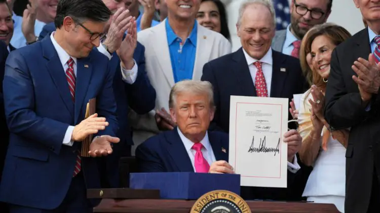 VIDEO De Ziua Independenţei SUA, Trump şi-a promulgat „marea şi frumoasa lege” bugetară