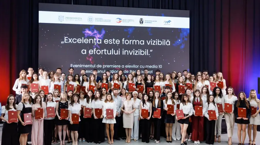 Premiați pentru performanțe! Absolvenții cu media 10 la BAC au primit diplome de la Ministerul Educației
