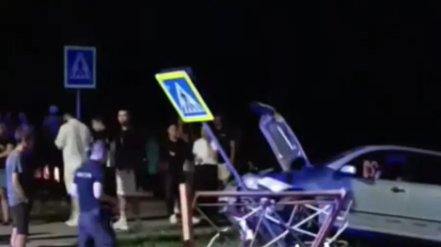 VIDEO Un tânăr și-a avariat mașina după ce a intrat într-un parapet. Ce manevră a încercat să facă