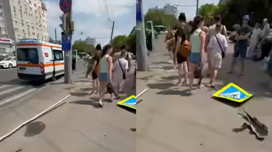 O femeie aflată pe trotuar a fost lovită de o mașină. A ajuns la spital. Imagini VIDEO de la fața locului