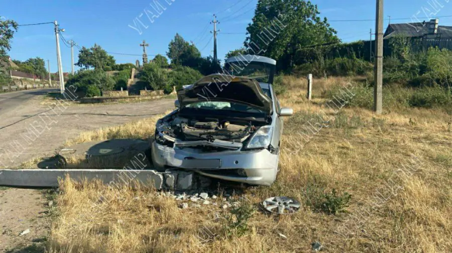FOTO A pierdut controlul volanului și a lovit un stâlp de electricitate. Șoferul, rănit