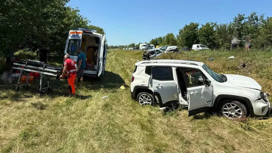 FOTO Impact violent între un BMW și un Jeep în nordul țării. Trei persoane – rănite
