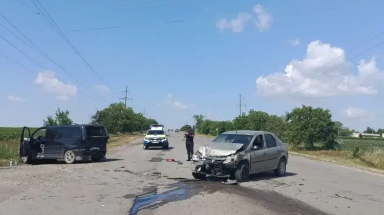 FOTO Coliziune violentă în raionul Florești. Două persoane au fost duse la spital