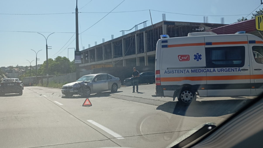 Autobuz și BMW, implicate într-un accident în Chișinău. Șoferul automobilului a refuzat spitalizarea