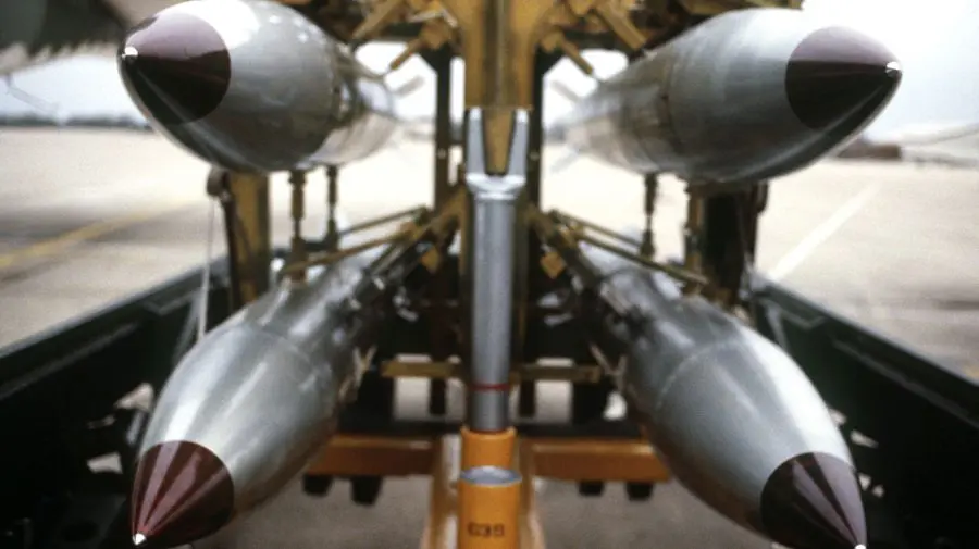 Revenim la războiul rece? SUA își readuce armele nucleare în Regatul Unit