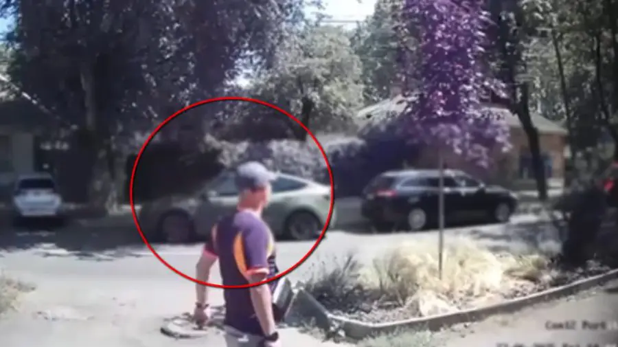VIDEO A pătruns într-o locuință din Chișinău și a furat tot ce a găsit. Un străin, reținut