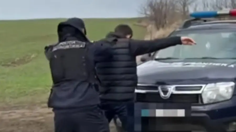 VIDEO Trecere ilegală contra 6.000 de dolari: Bărbatul care organiza migrația, reținut de polițiștii de frontieră