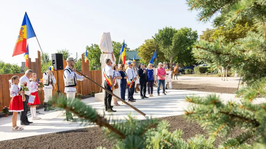 Un bust din bronz al domnitorului Ștefan cel Mare și Sfânt a fost inaugurat în centrul satului Abaclia