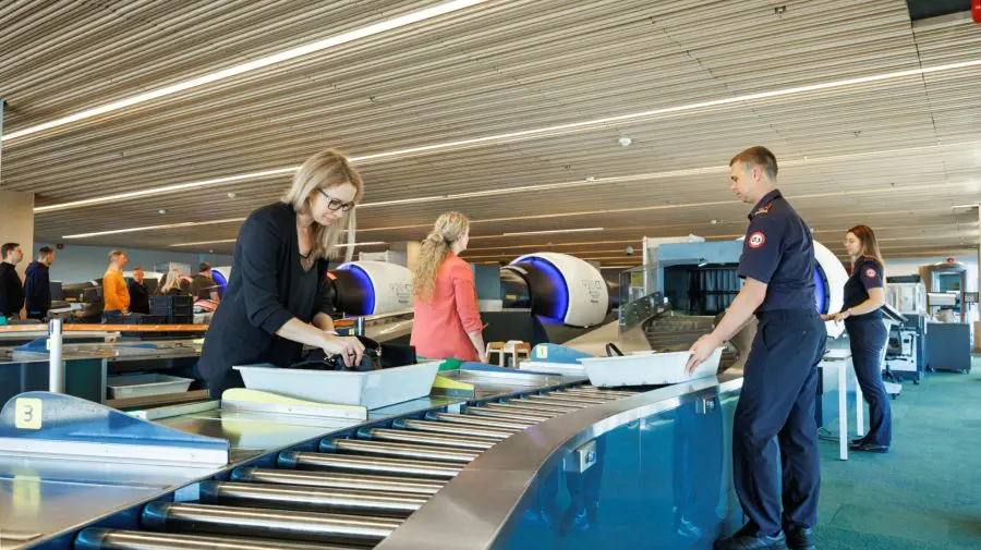 Pasagerii nu vor mai scoate dispozitivele electronice din genți la aeroport! UE permite și până la 100 ml de lichid