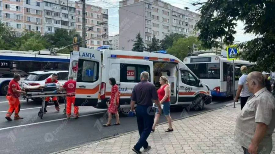 Secundă de neatenție: Fată de 13 ani, lovită de un troleibuz în capitală
