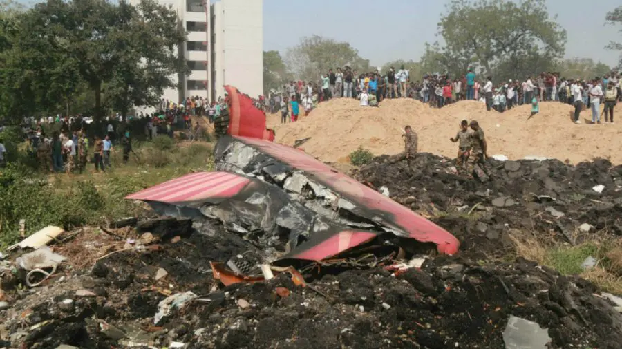 Avionul prăbușit în India: Unul dintre piloți ar fi oprit intenționat motoarele