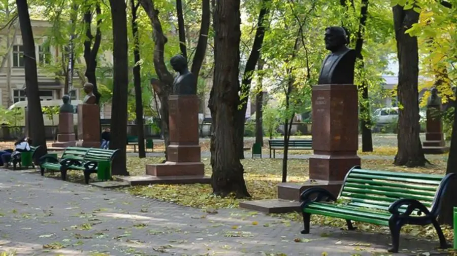 S-a relaxat prea tare? Un tânăr și-a pierdut actele de absolvire într-un parc din capitală