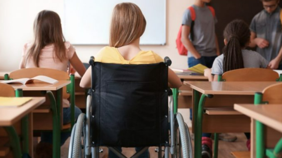 Adaptarea școlilor la elevi cu nevoi speciale: Cum se face incluziunea și ce provocări persistă