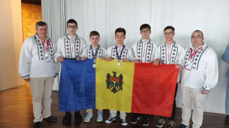 Olimpiada de Fizică de la Paris: Elevii moldoveni scriu istorie cu patru distincții