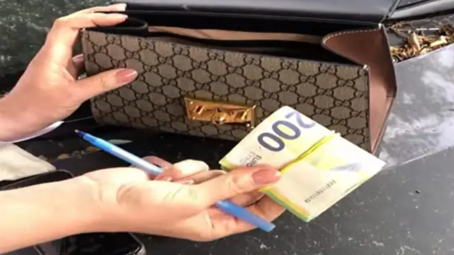 VIDEO Cerea 10.000 € de la un bărbat pentru a nu face public un video compromițător. O femeie, reținută pentru șantaj