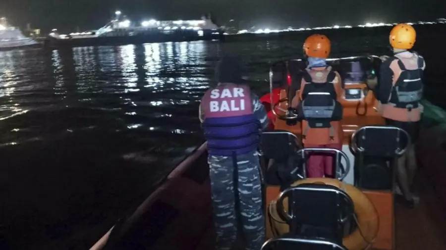 Tragedie maritimă: Un feribot cu zeci de persoane la bord s-a scufundat. Cel puţin patru morţi şi 38 de dispăruţi