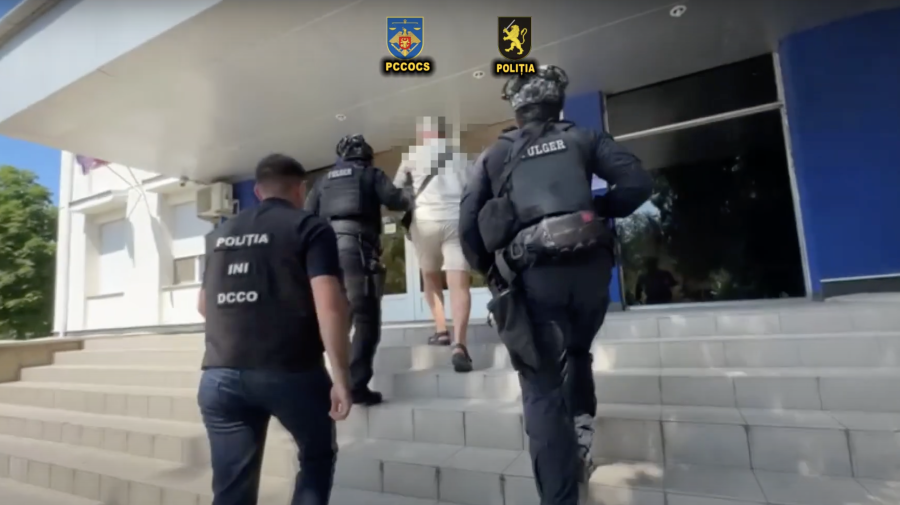 Mașini de lux, 25.000 € și arme deținute ilegal, ridicate de „Fulger”. Cei perchiziționați ar fi fabricat ilegal țigări