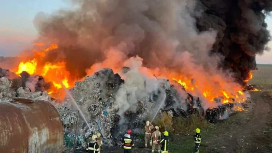 Val de incendii la poligoanele de deșeuri: Peste 650 de cazuri, înregistrate de la începutul lunii iulie 2025