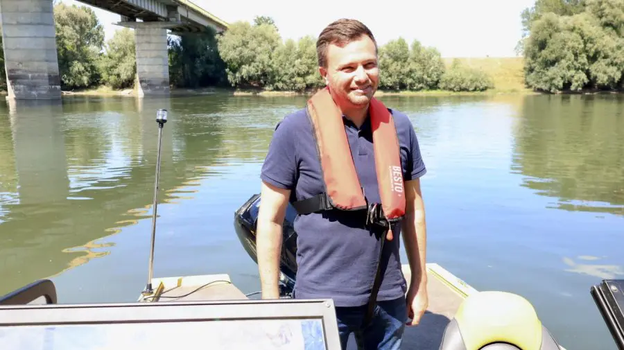 FOTO, VIDEO Lazarencu s-a plimbat cu barca pe Nistru, ca să verifice nivelul apei. A existat o problemă la Dubăsari