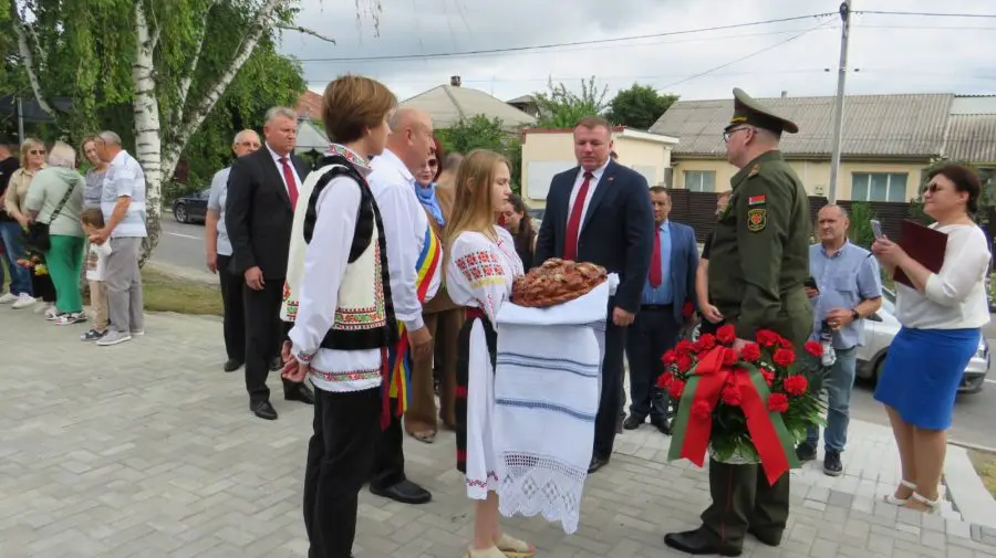 Diplomați ruși au inaugurat un monument al ostașilor sovietici la Pîrlița. Primarul i-a salutat cu tricolorul pe umăr
