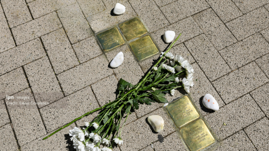 Cinci plăci „de poticnire” au fost amplasate în memoria victimelor Holocaustului, pe o stradă din Chișinău