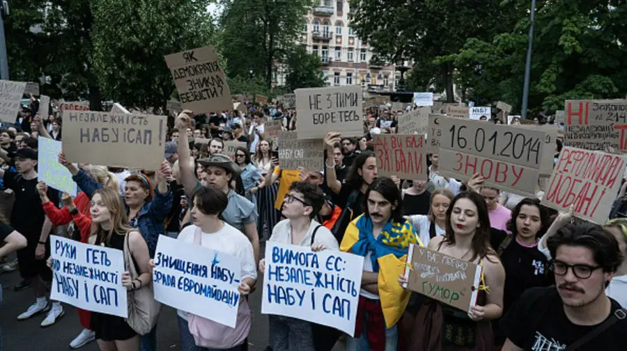 Experți: Ucraina riscă derapaje democratice după limitarea independenței instituțiilor anticorupție
