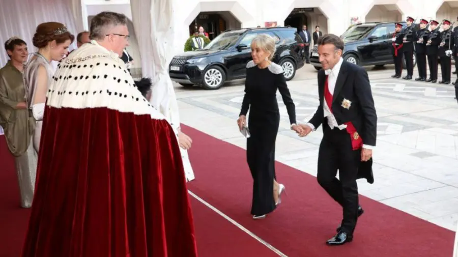 „În sfârșit s-au ținut de mână”. Imagini cu Emmanuel Macron și soția sa Brigitte la banchetul de la Guildhall