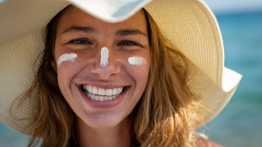 SPF 30 vs SPF 50 – care este diferența. Cât durează protecția solară și ce să alegi