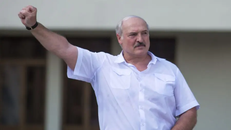 Lukaşenko spune că este sănătos, după ce a fost supus primului control medical din viaţa sa: „Bat în lemn”