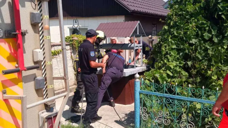 Un bărbat a căzut într-o fântână de 8 metri la Căușeni. Pompierii l-au salvat