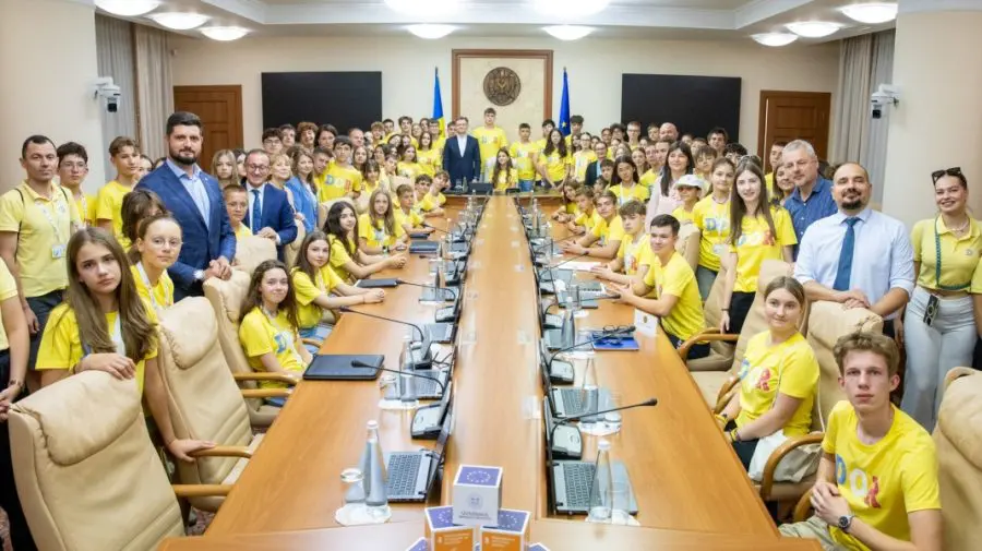 La Guvern, s-a simulat o ședință de miniștri cu circa 100 de copii ai Programului DOR: s-a aprobat și un proiect!