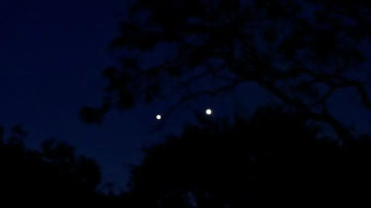 Două puncte luminoase pe cer au provocat isterie în Germania. Au fost confundate cu OZN-uri