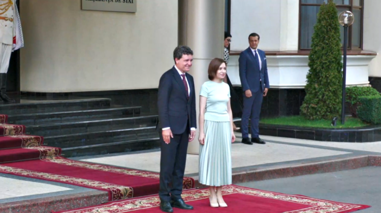 Momentul întâmpinării președintelui României de către Maia Sandu, la Reședința de Stat
