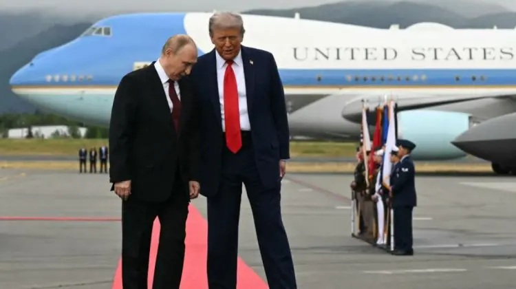 Întâlnirea dintre Donald Trump și Vladimir Putin în imagini. Cum au reacționat cei doi când s-au văzut