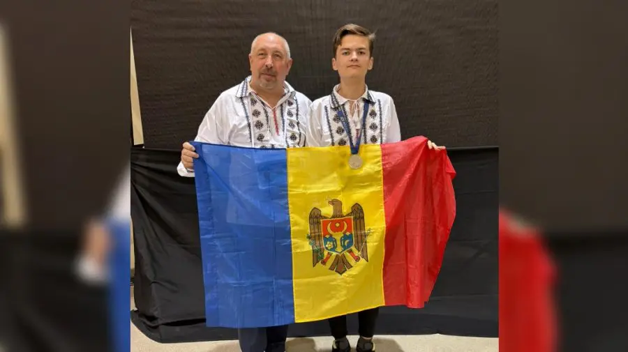 Elevul Alin Popescu aduce argint Moldovei, sub îndrumarea prorectorului Sergiu Corlat, de la Olimpiada de Informatică