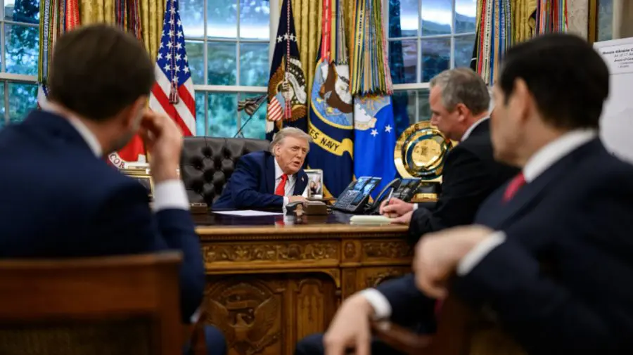 Casa Albă a postat o fotografie cu Donald Trump, vorbind pe difuzor cu Vladimir Putin