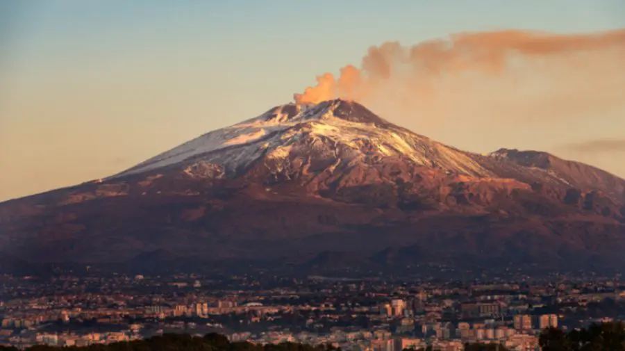 Vulcanul Etna a erupt din nou. Autoritățile au ridicat alerta pentru traficul aerian