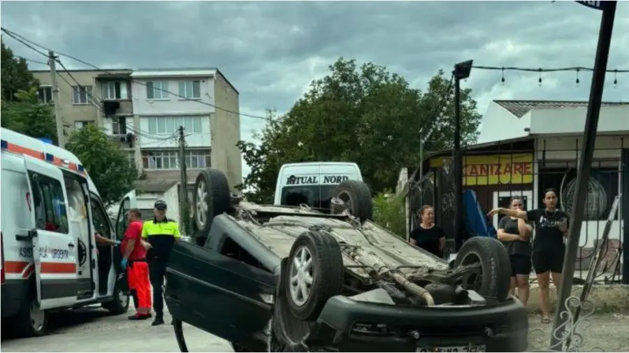FOTO O mașină s-a răsturnat după o coliziune cu un Volkswagen. Cum s-a întâmplat?