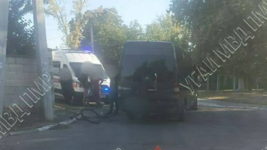 FOTO Accident violent la Bender. Un biciclist a fost lovit de un microbuz de rută