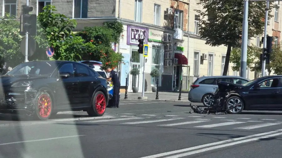 Ghinion pentru doi șoferi! Un Porsche și un Renault s-au tamponat în Capitală