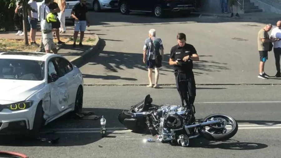 VIDEO Accident violent între un BMW și o motocicletă. Șoferii, transportați la spital