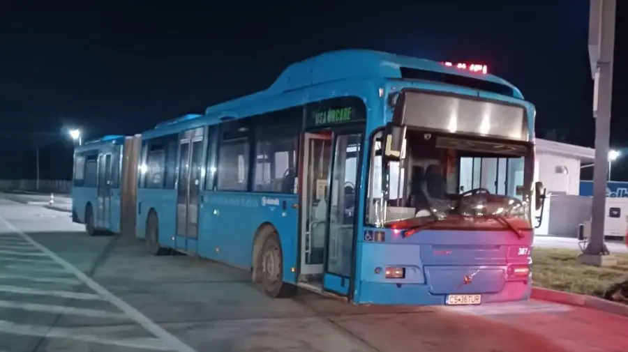 FOTO Transportul public din Bălți se modernizează: Primele autobuze donate de municipiul Reșița au sosit