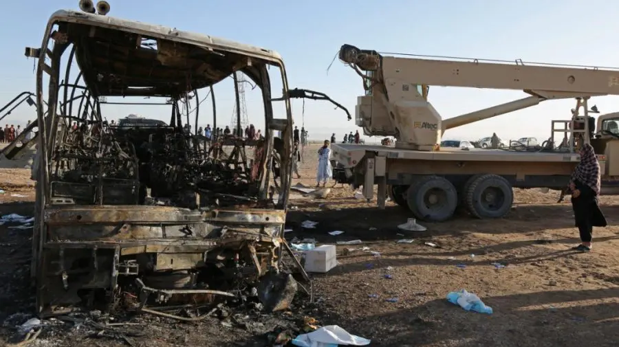 FOTO Accident teribil în Afganistan. Cel puțin 76 de persoane au murit, printre care 17 copii