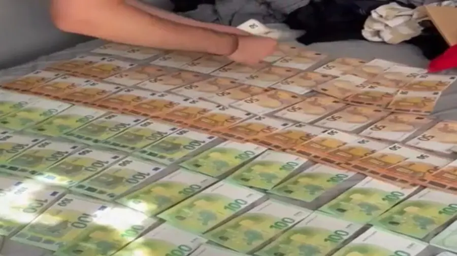 VIDEO Au furat 50.000 de € dintr-un apartament din Chișinău, dar au fost prinși. Ce pedeapsă riscă doi tineri
