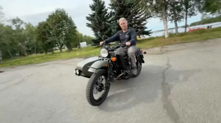 Un bărbat din Anchorage a primit o motocicletă nouă, cadou de la Vladimir Putin, în timpul summitului cu Trump